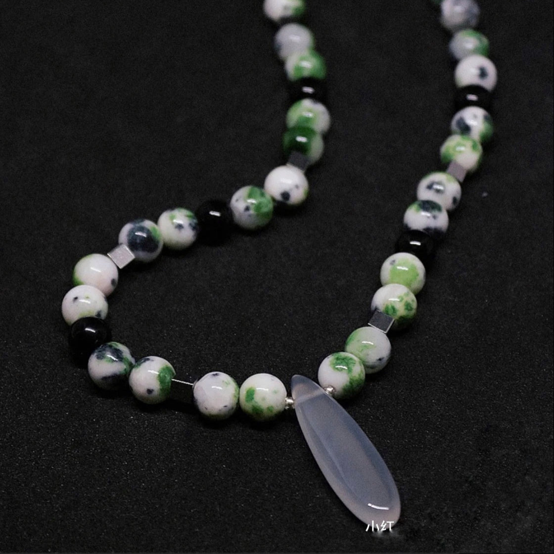Green Bead Clear Pendant Necklace